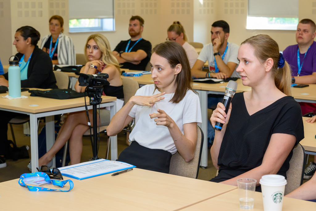 Uczestnicy Konferencji naukowej "3rd Deaf STEM European Conference". Organizatorzy: Biuro ds. Osób z Niepełnosprawnościami przy Uniwersyteckim Centrum Wsparcia Uniwersytetu Warmińsko - Mazurskiego w Olsztynie 